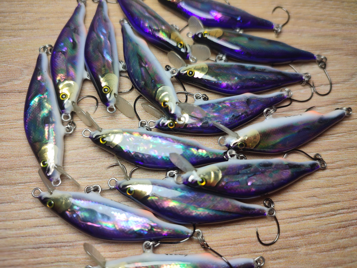 Veles lure. 43mm-2.7gr sinking Abalone shell finish