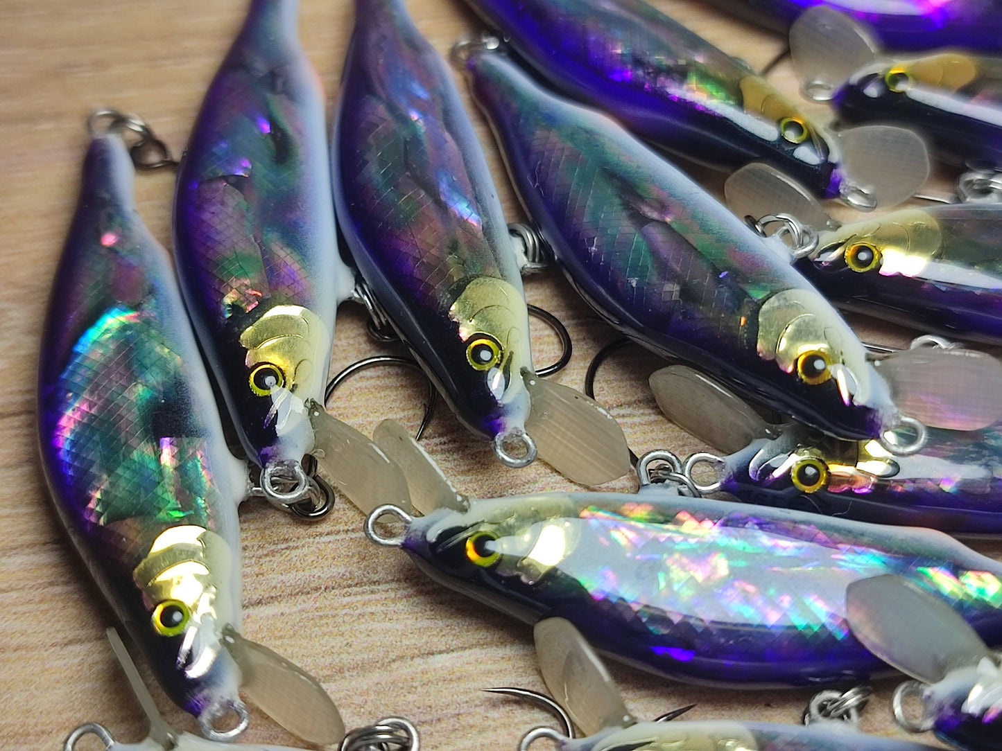 Veles lure. 43mm-2.7gr sinking Abalone shell finish