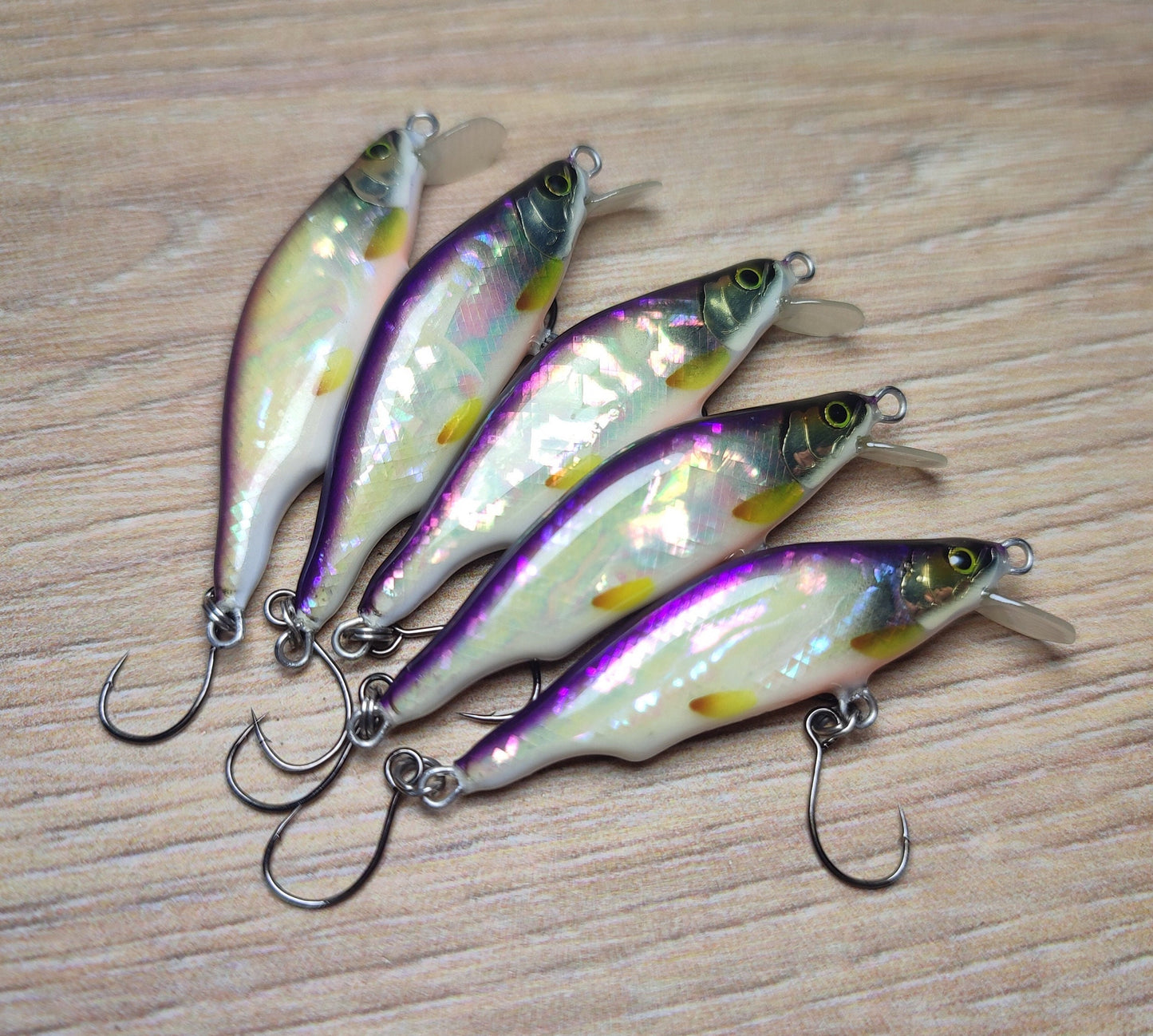 Veles lure. 43mm-2.7gr sinking Abalone shell finish