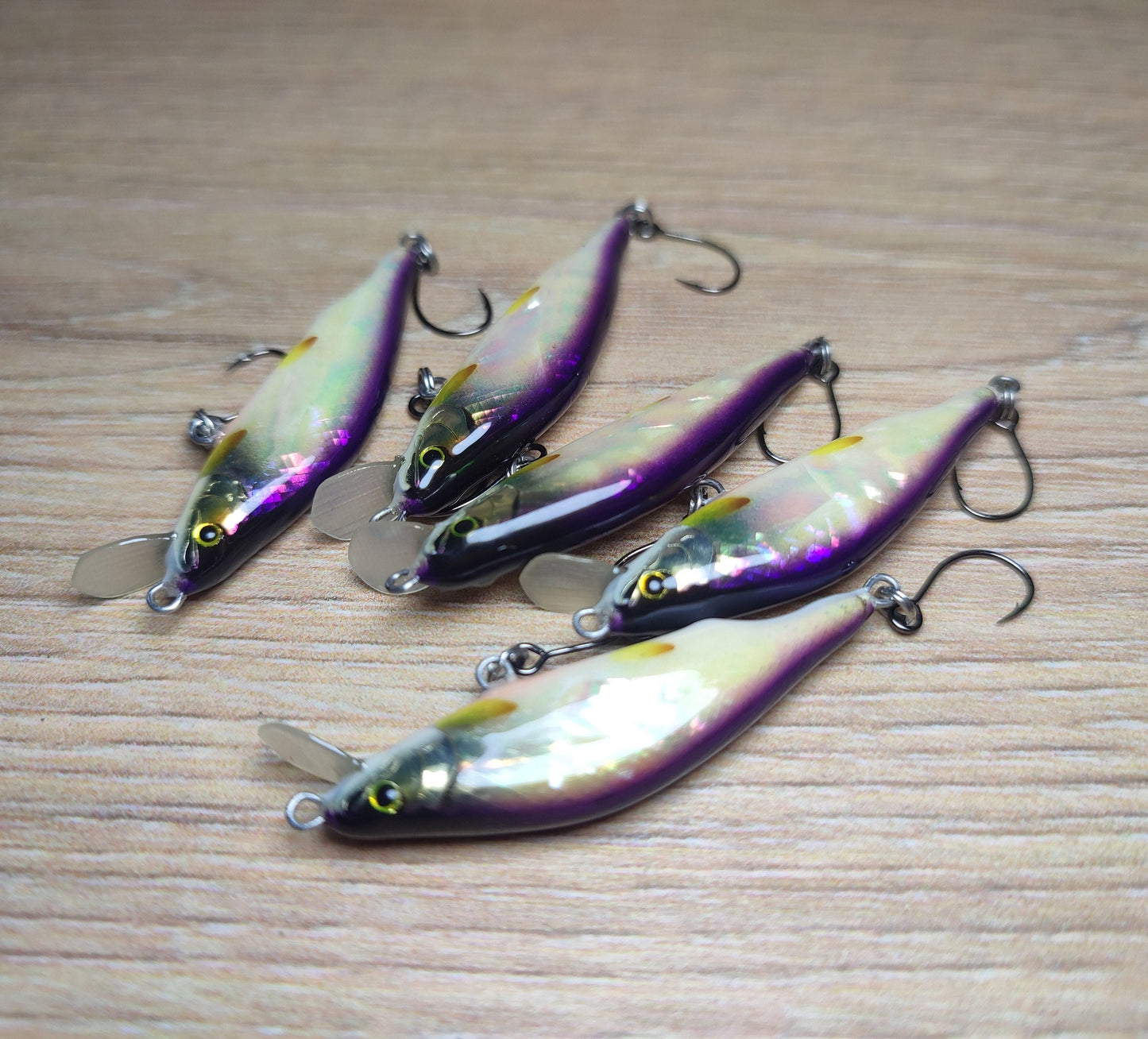 Veles lure. 43mm-2.7gr sinking Abalone shell finish