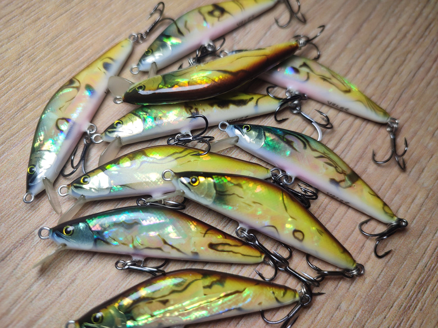 Veles lure. 50mm-4,5gr sinking Abalone shell finish