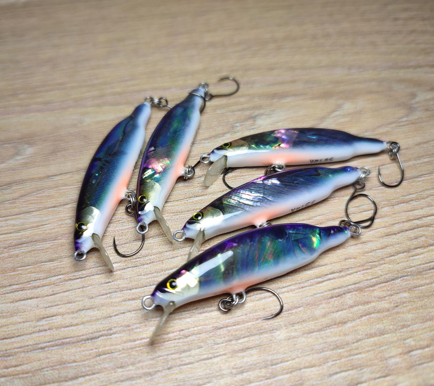 Veles handcrafted lure 46mm-3.1gr sinking. Abalone shell finish