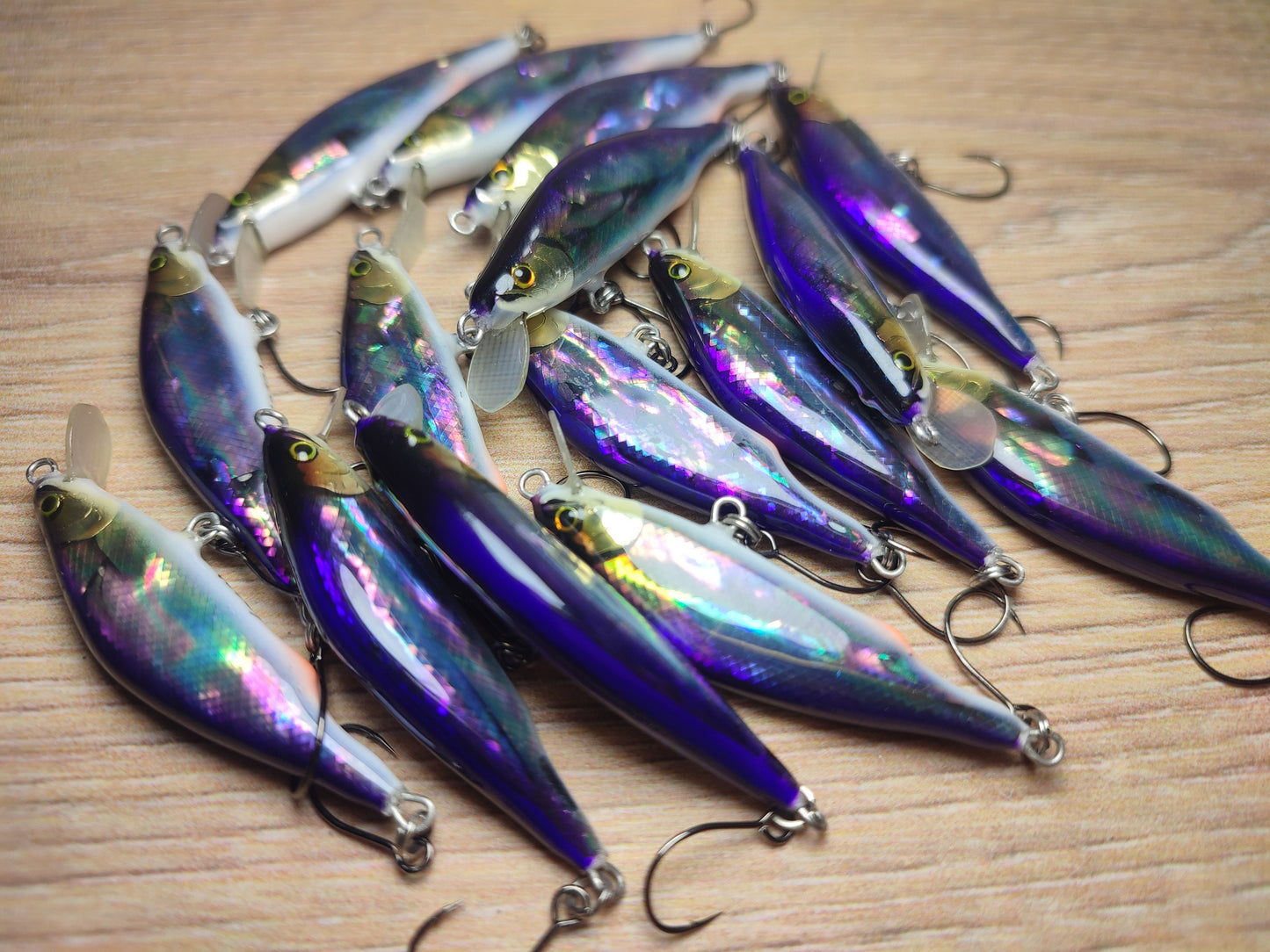 Veles lure. 43mm-2.7gr sinking Abalone shell finish