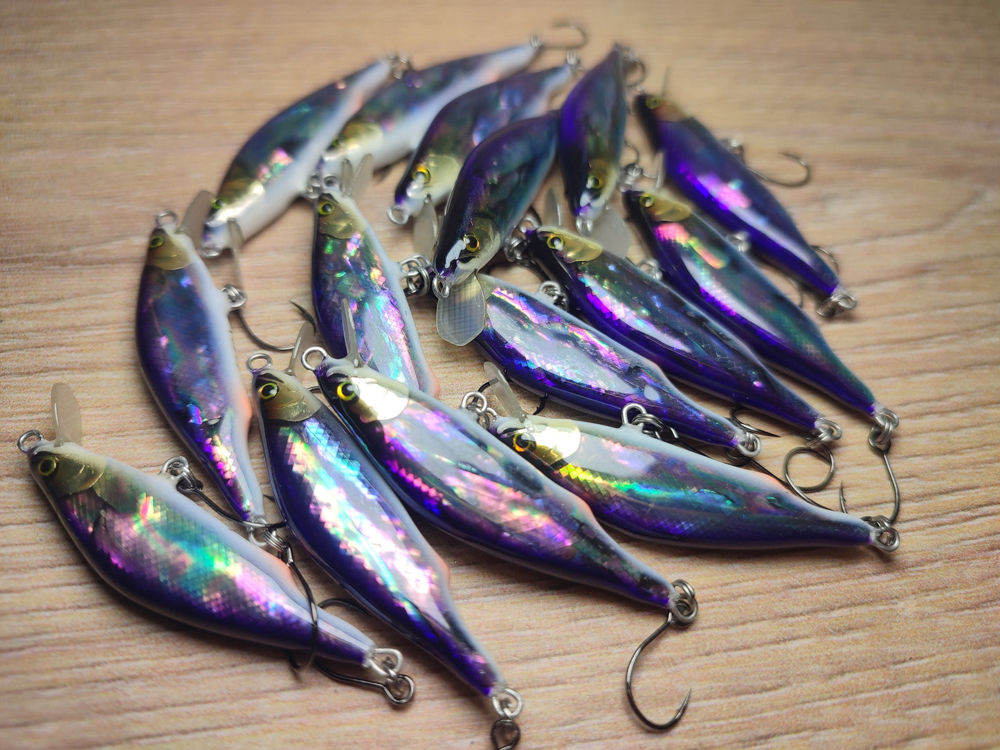 Veles lure. 43mm-2.7gr sinking Abalone shell finish