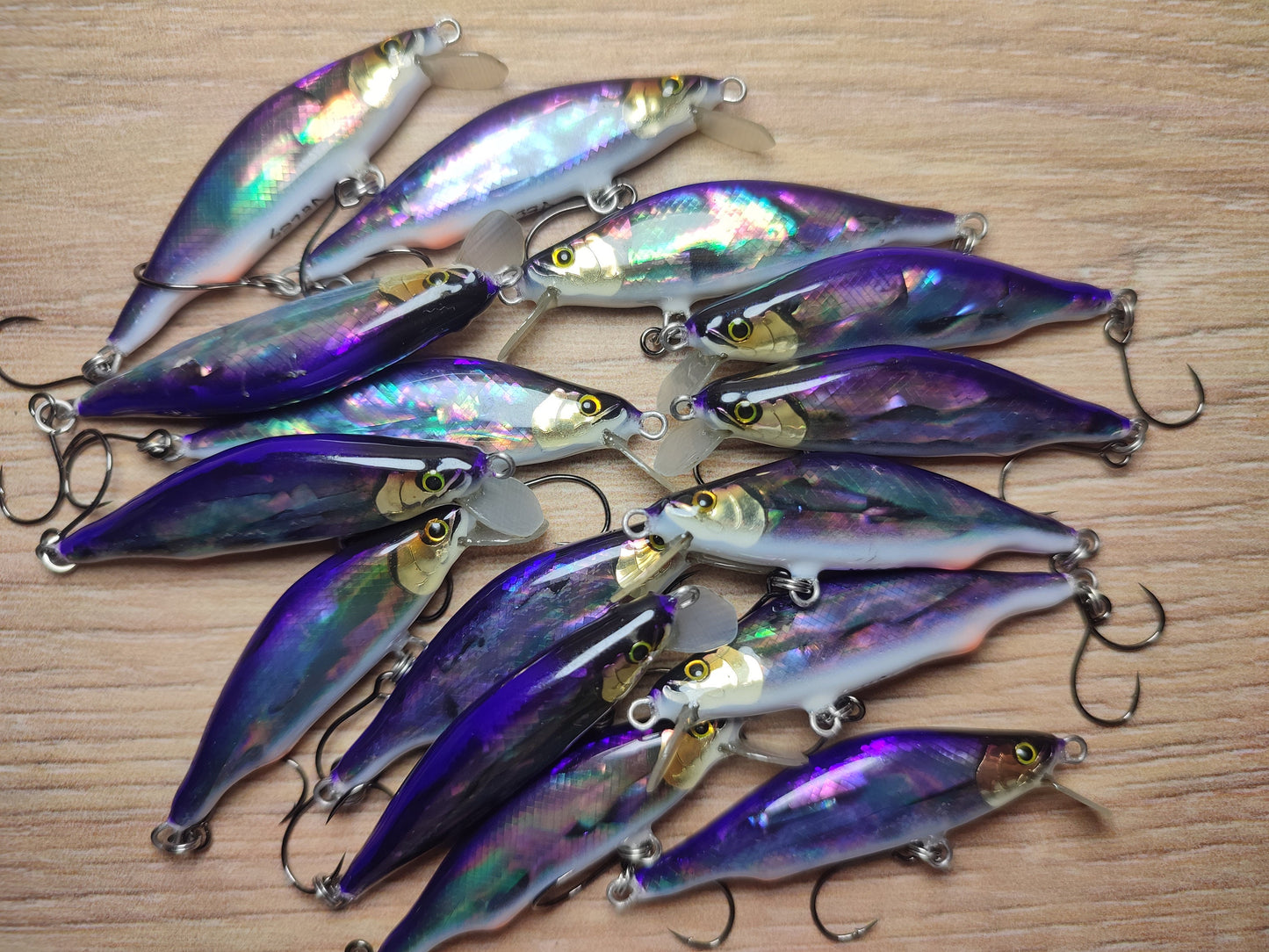Veles lure. 43mm-2.7gr sinking Abalone shell finish