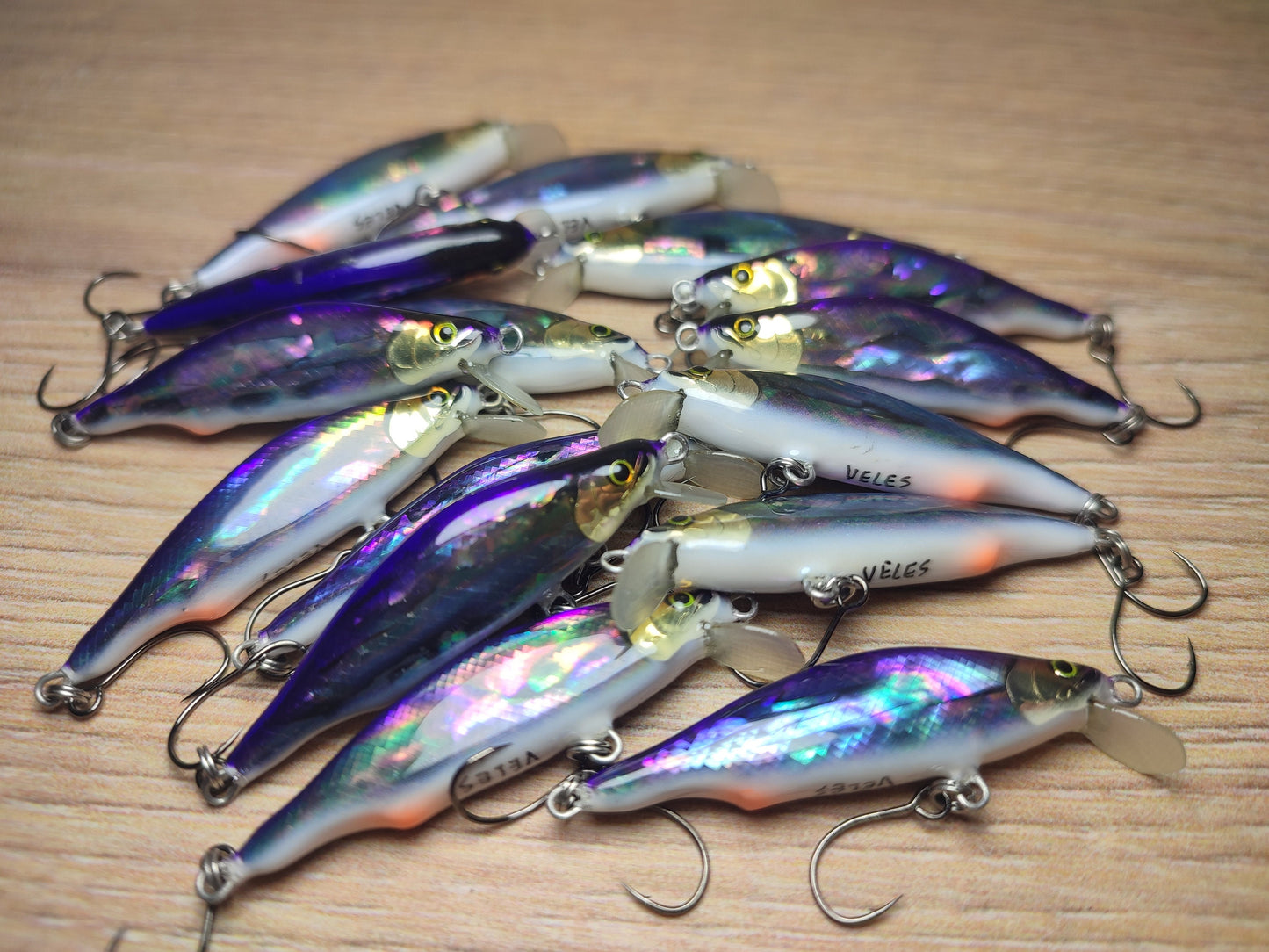 Veles lure. 43mm-2.7gr sinking Abalone shell finish