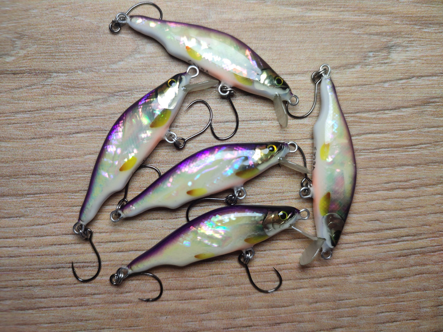 Veles lure. 43mm-2.7gr sinking Abalone shell finish
