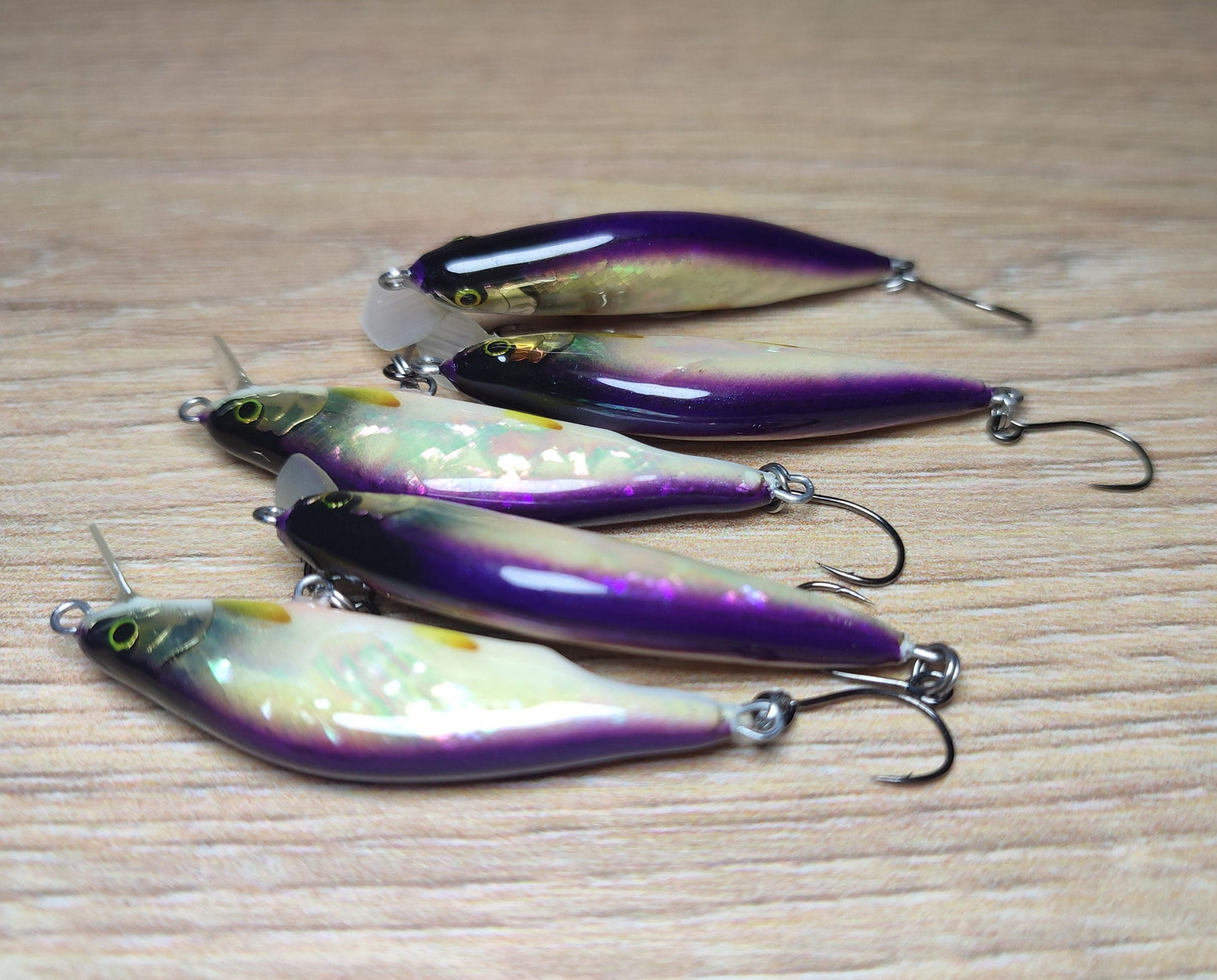 Veles lure. 43mm-2.7gr sinking Abalone shell finish