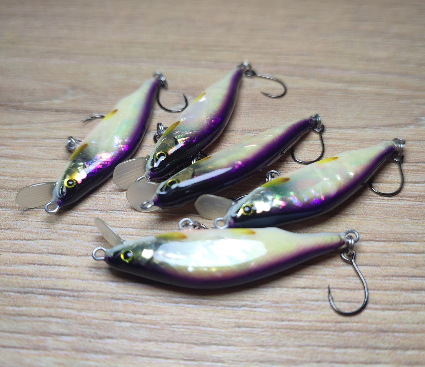 Veles lure. 43mm-2.7gr sinking Abalone shell finish