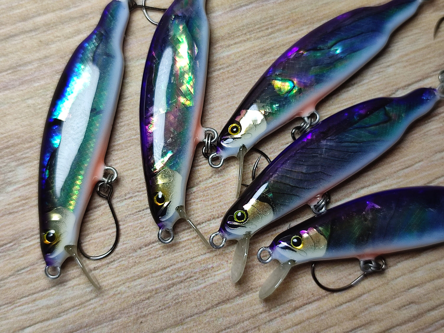 Veles handcrafted lure 46mm-3.1gr sinking. Abalone shell finish