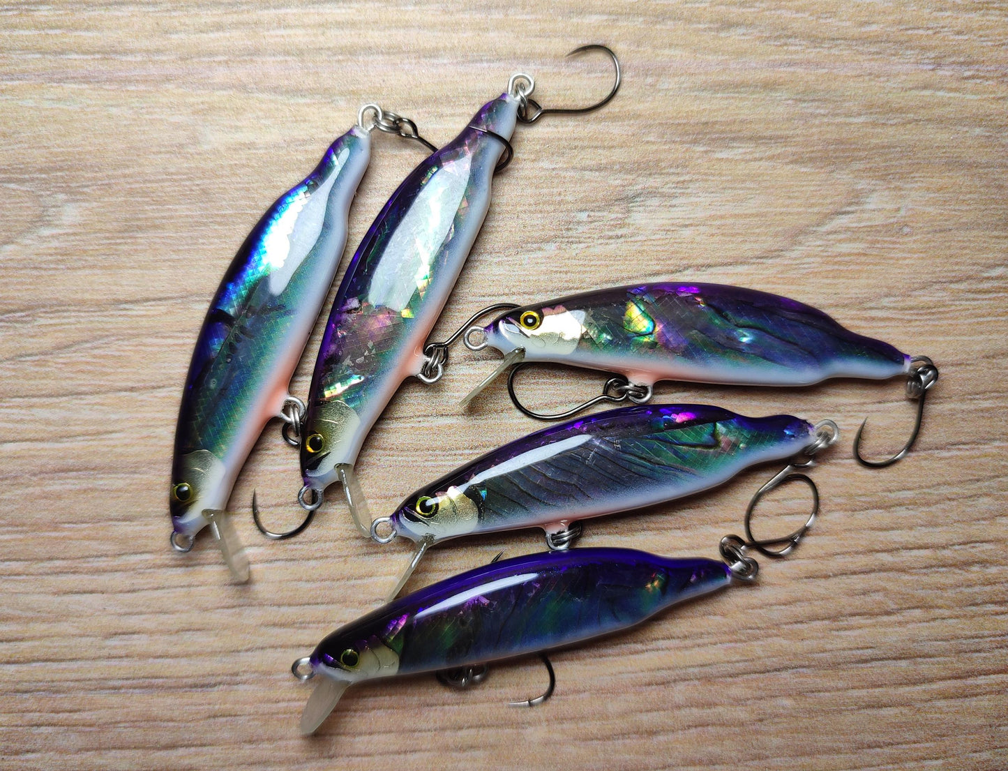 Veles handcrafted lure 46mm-3.1gr sinking. Abalone shell finish
