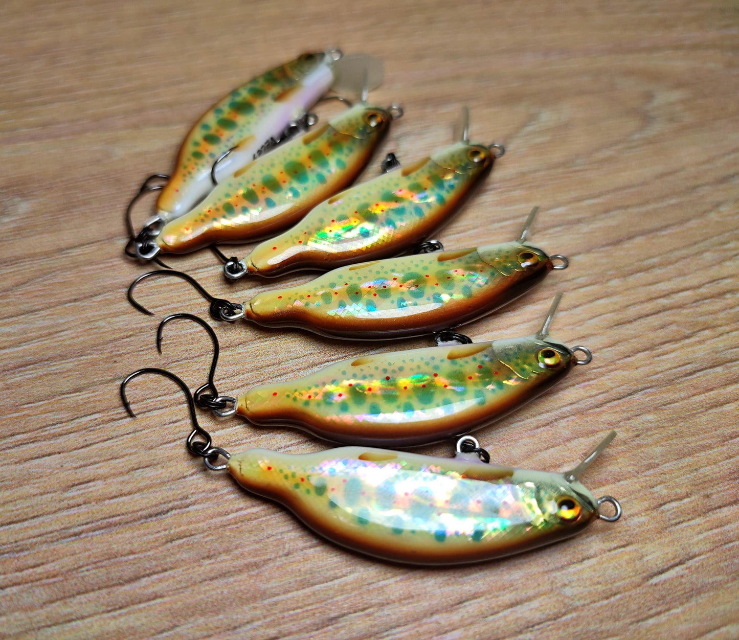 Veles lure. 45mm-3.5gr sinking Abalone shell finish