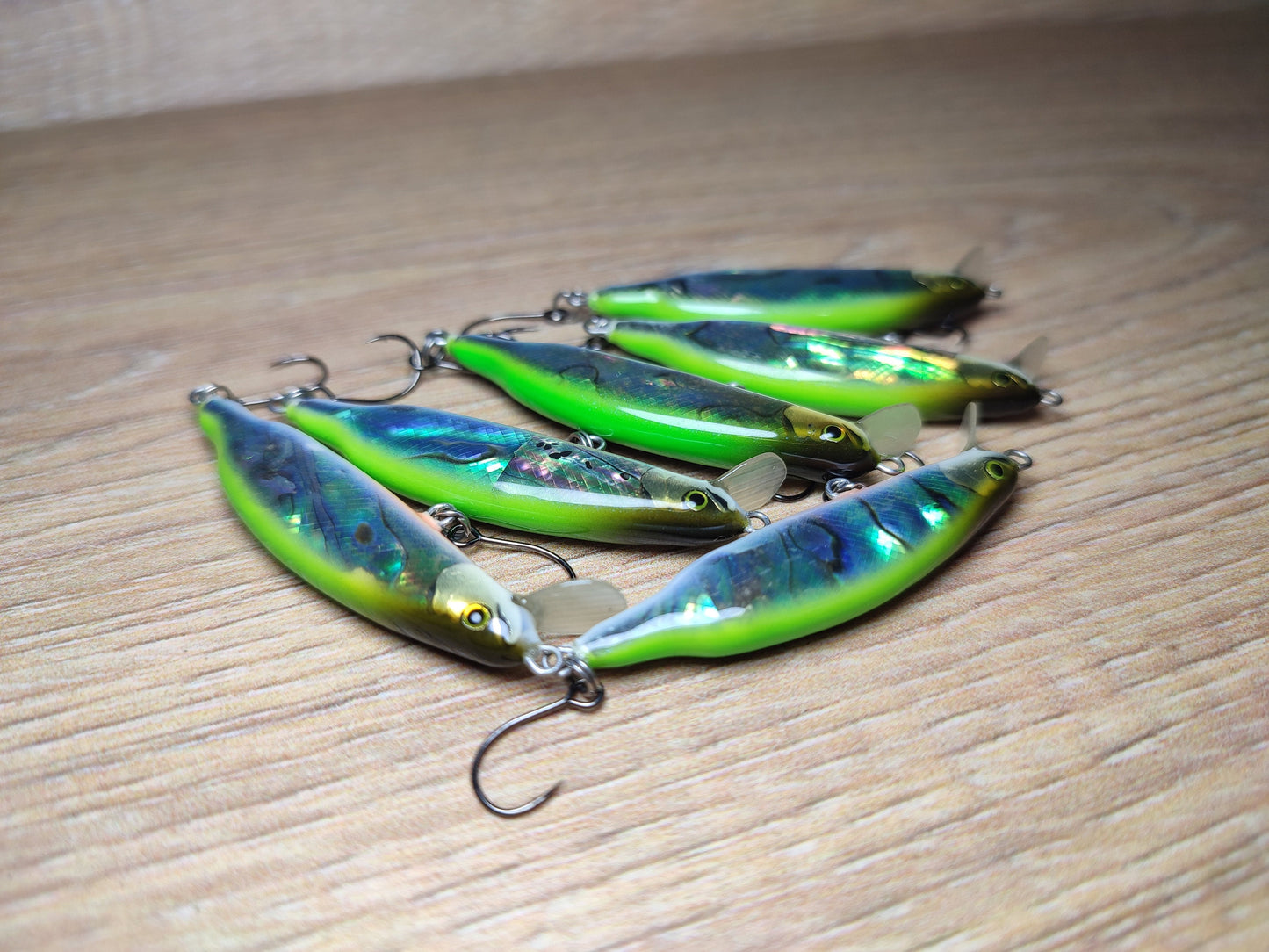 Veles handcrafted lure 46mm-3.1gr sinking. Abalone shell finish