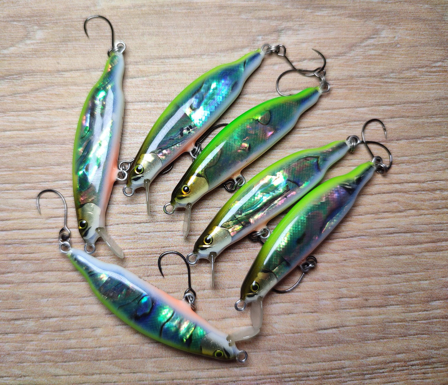 Veles handcrafted lure 46mm-3.1gr sinking. Abalone shell finish