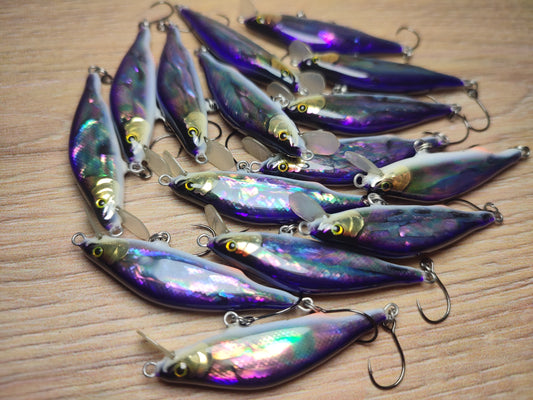 Veles lure. 43mm-2.7gr sinking Abalone shell finish