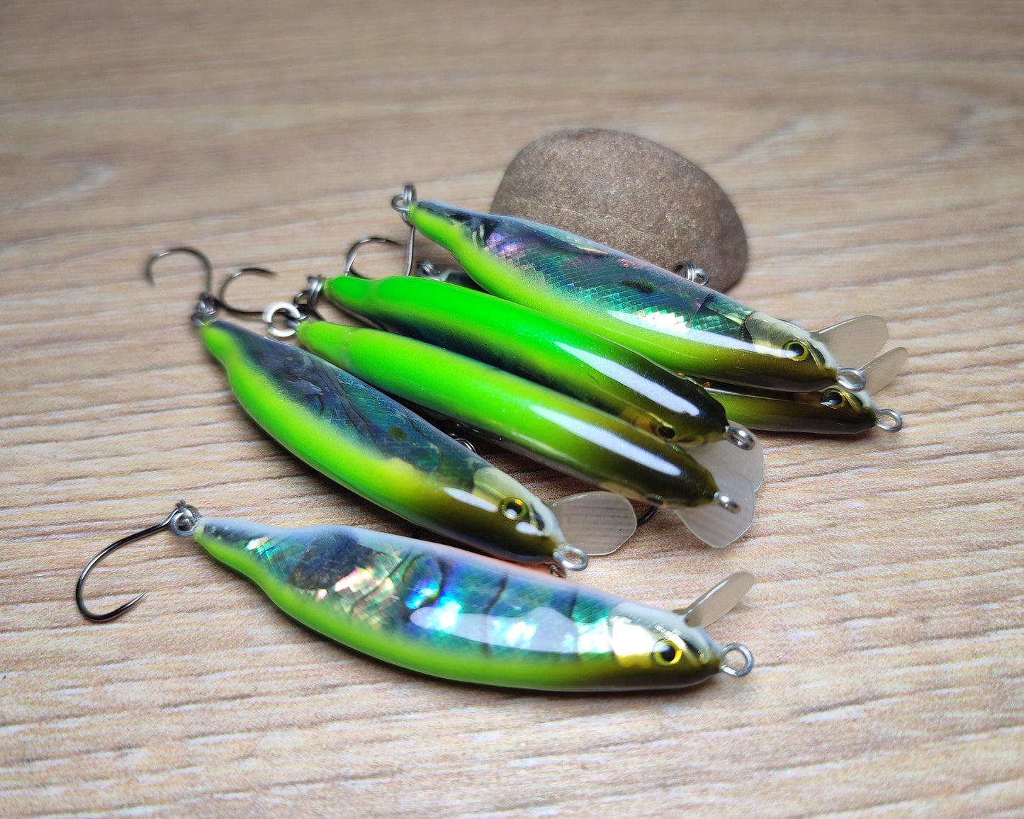 Veles handcrafted lure 46mm-3.1gr sinking. Abalone shell finish